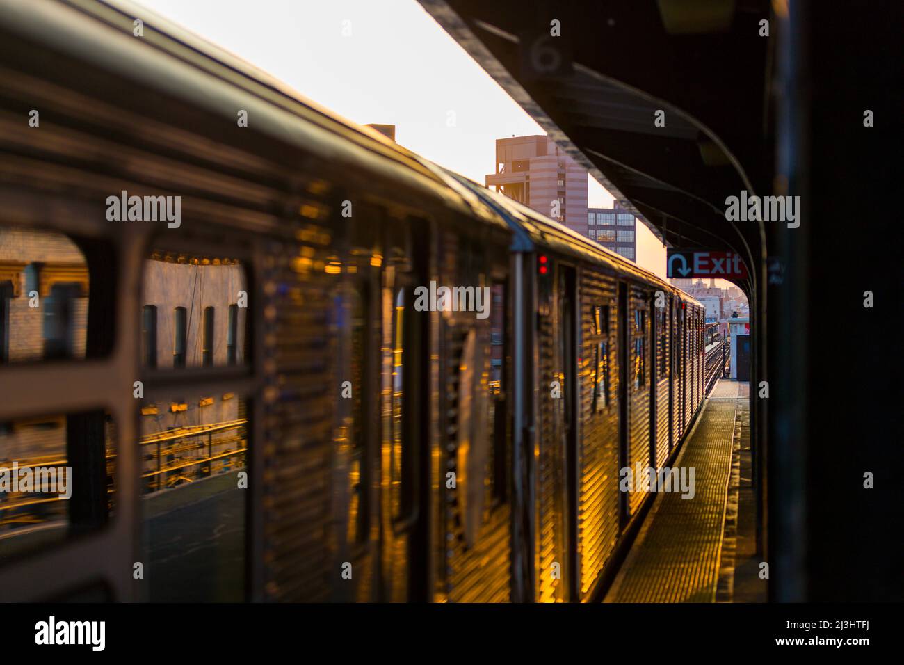 Broadway/Jefferson Street, New York City, NY, USA, la luce del sole riflette l'oro durante l'ora d'oro - anche a NYC Foto Stock