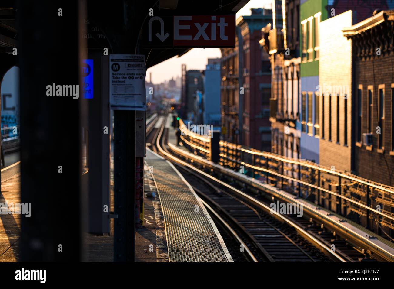 Broadway/Jefferson Street, New York City, NY, USA, la luce del sole riflette l'oro durante l'ora d'oro - anche a NYC Foto Stock