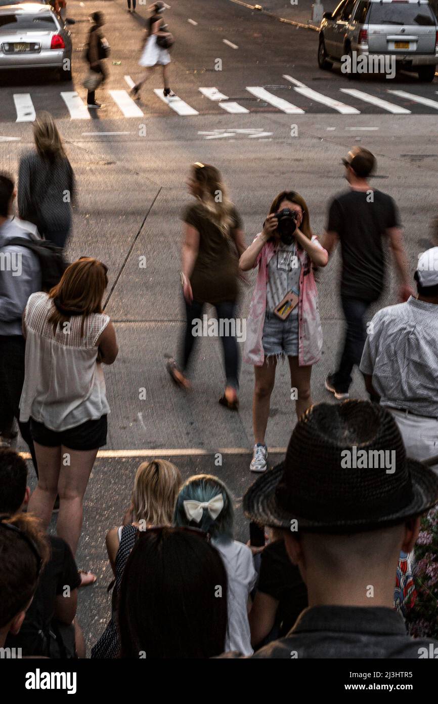 6th Ave/W41ST Street, New York City, NY, USA, Manhattanhenge a New York City, lungo la strada 41st. Manhattanhenge è un evento durante il quale il sole tramontato è allineato con la griglia principale di Manhattan Foto Stock