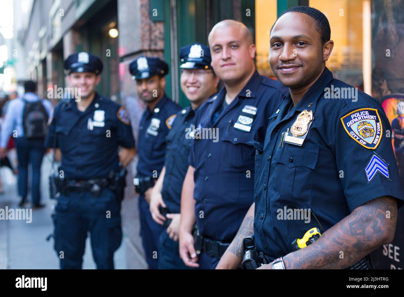 42 St-Bryant Park Station, New York City, NY, USA, cinque poliziotti sorridenti nella fotocamera Foto Stock