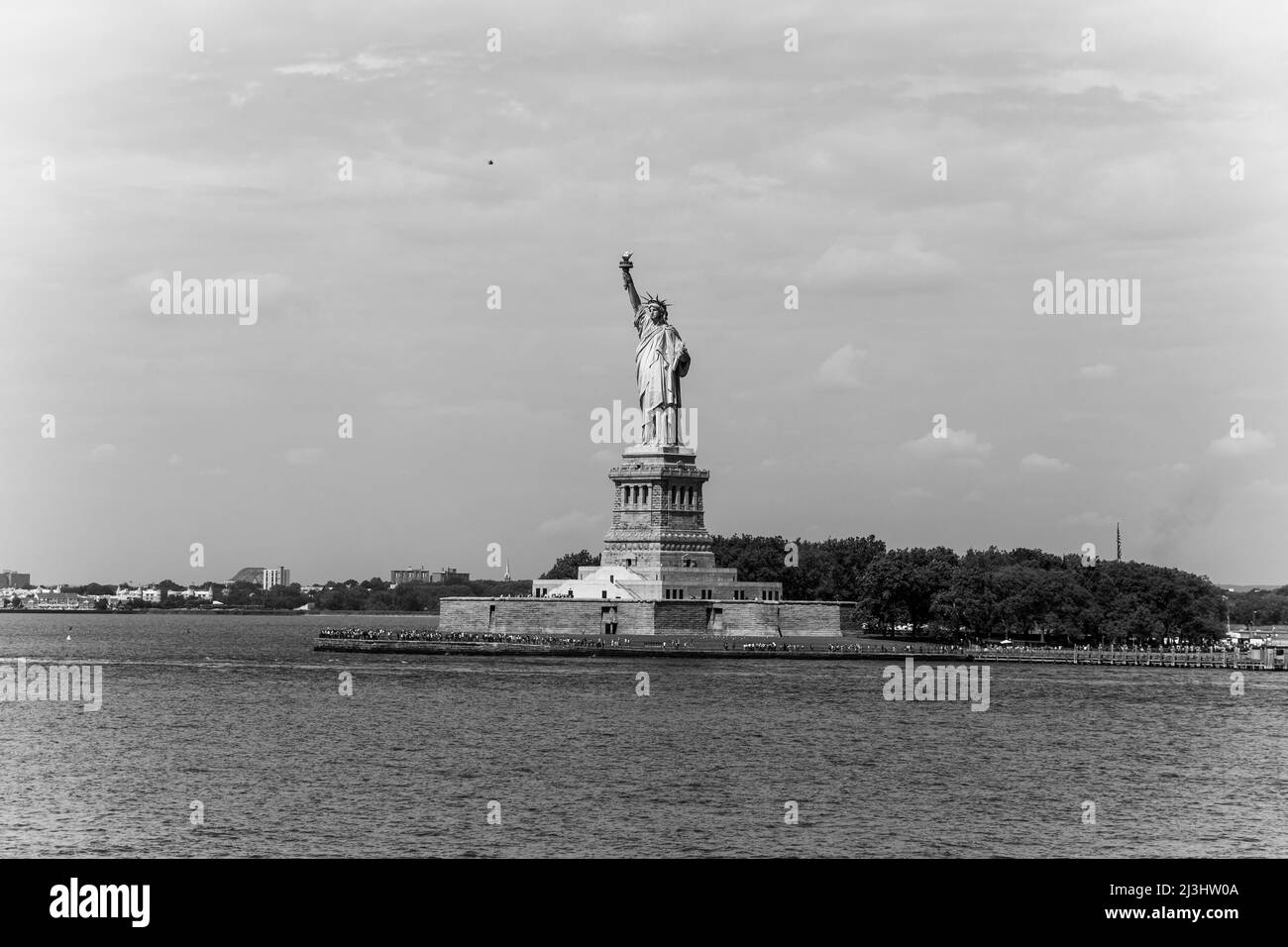New York City, NY, USA, Statua della libertà su Liberty Island con molti turisti Foto Stock