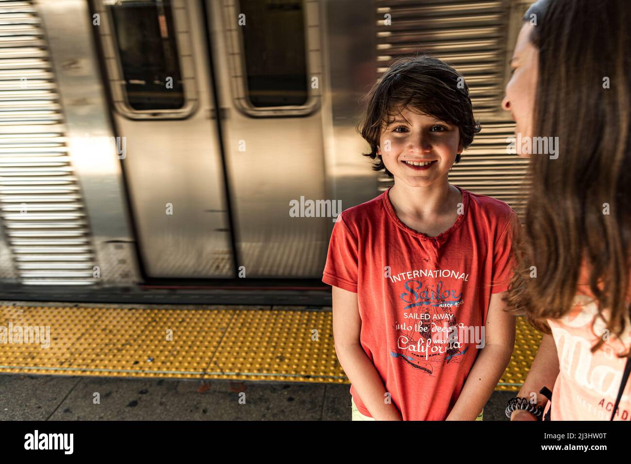 Myrtle Av, New York City, NY, USA, adolescente caucasico di 14 anni e adolescente caucasico di 12 anni, entrambi con capelli marroni e stile estivo alla stazione della metropolitana di Brooklyn Foto Stock