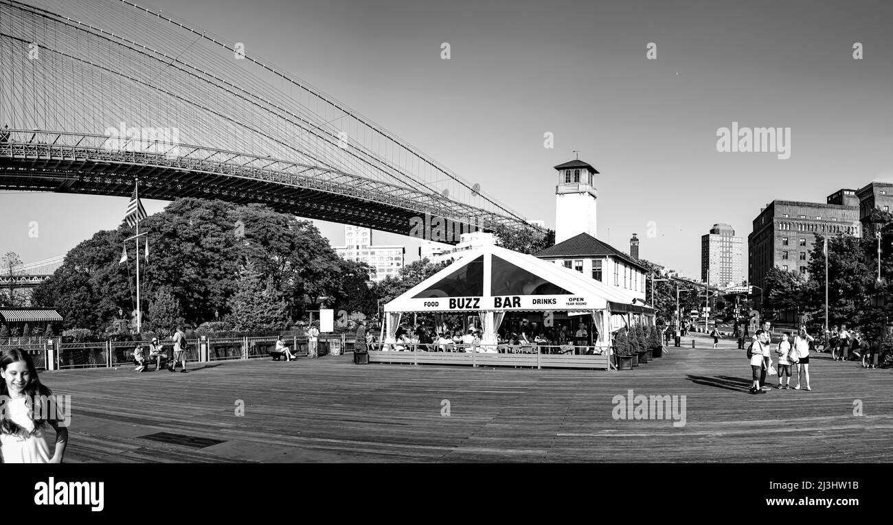 Traghetto Dumbo/FULTON, New York City, NY, USA, due bambini di fronte al ponte di Brooklyn sul fiume East Foto Stock