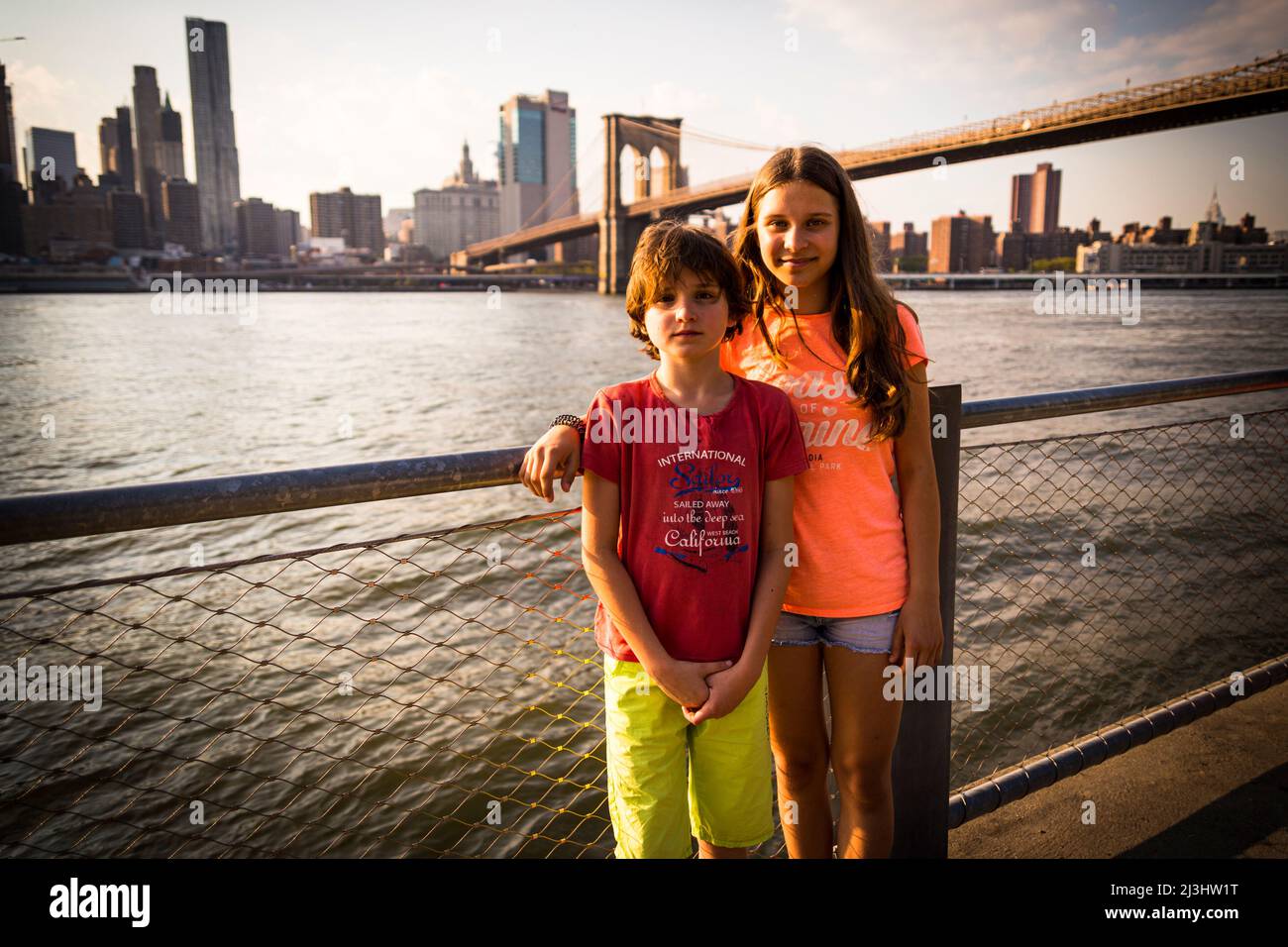 Dumbo/FULTON FERRY, New York City, NY, USA, adolescente caucasico di 14 anni e adolescente caucasico di 12 anni, entrambi con capelli marroni e stile estivo di fronte al Ponte di Brooklyn sul Fiume Est Foto Stock