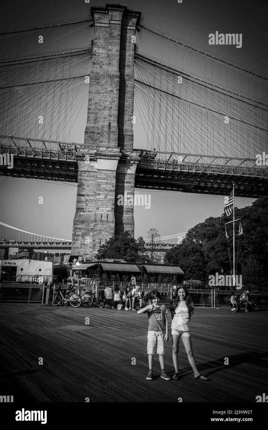 Dumbo/FULTON FERRY, New York City, NY, USA, adolescente caucasico di 14 anni e adolescente caucasico di 12 anni, entrambi con capelli marroni e stile estivo di fronte al Ponte di Brooklyn sul Fiume Est Foto Stock