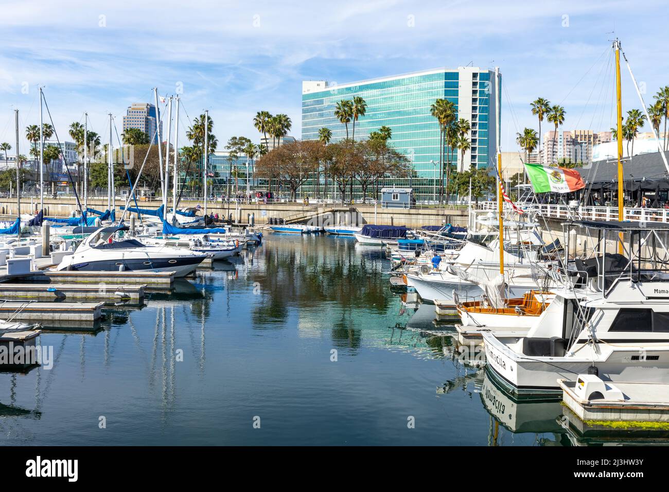 LONG BEACH, CA, USA - 25 marzo 2022: Shoreline Village a Rainbow Harbor a Long Beach, California. I negozi si trovano ai margini della zona del porto turistico e le barche Foto Stock