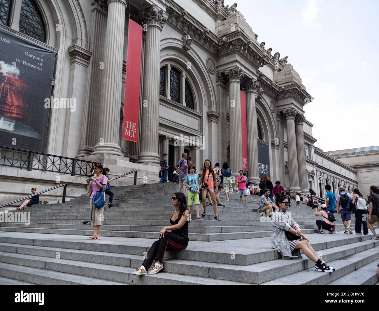 Upper East Side, New York City, NY, USA, giovane ragazzo e ragazza fuori dal Metropolitan Museum of Art Foto Stock