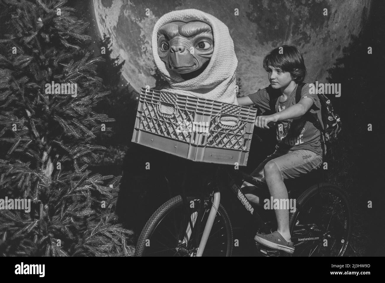 Theatre District, New York City, NY, USA, adolescente caucasico di 12 anni - con capelli marroni e in estate vestito con E.T. in bicicletta al madame Tussauds Foto Stock