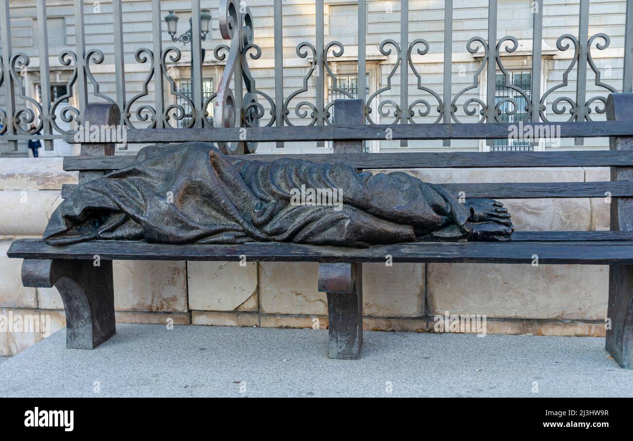 Statua dormiente di Gesù sulla panchina del parco, Cattedrale di Almundena , Madrid, Spagna. Foto Stock