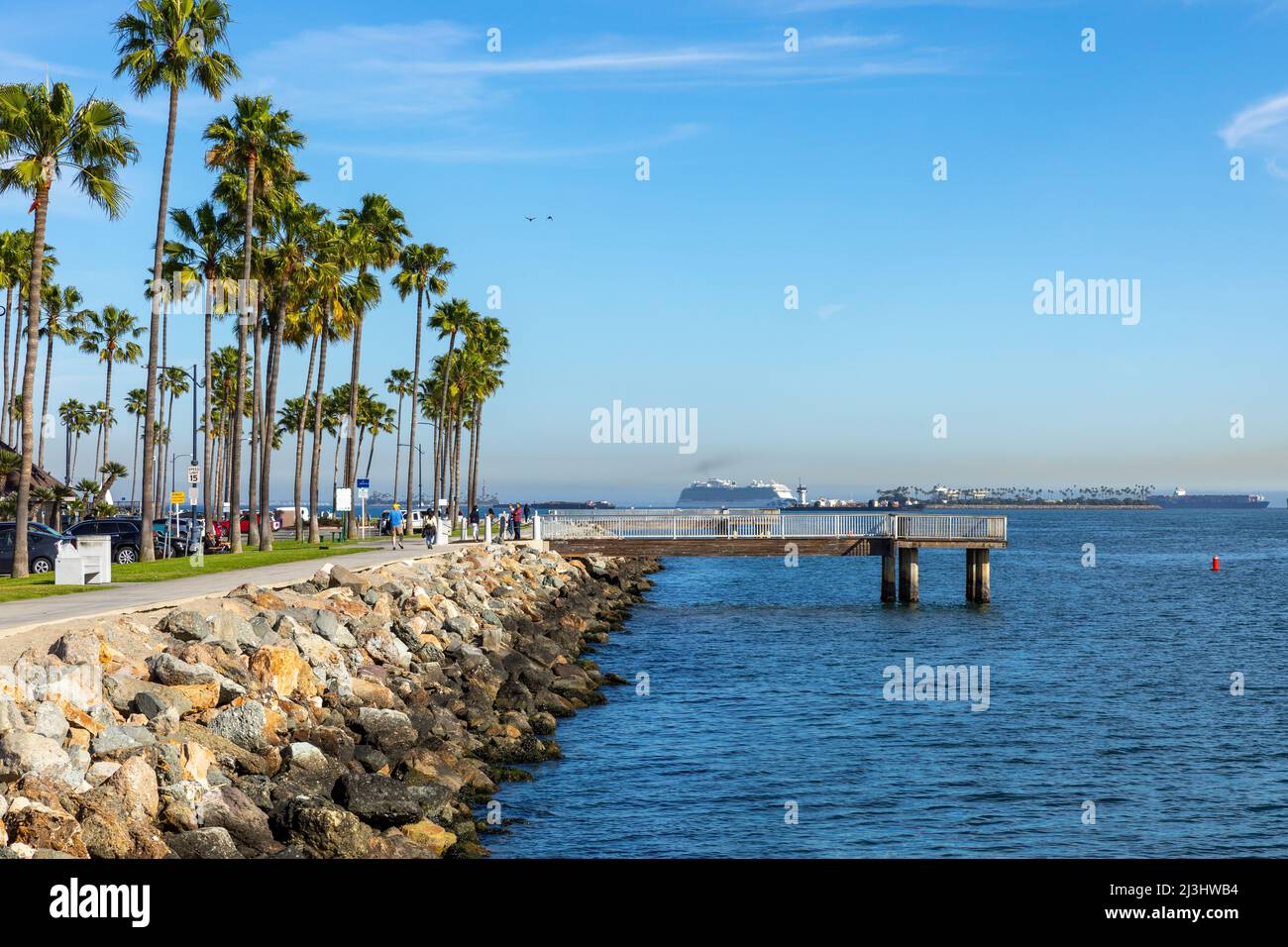 Shoreline Village a Rainbow Harbor a Long Beach, California. I negozi si trovano ai margini della zona del porto turistico e le barche sono attraccate nel suo porto. Foto Stock