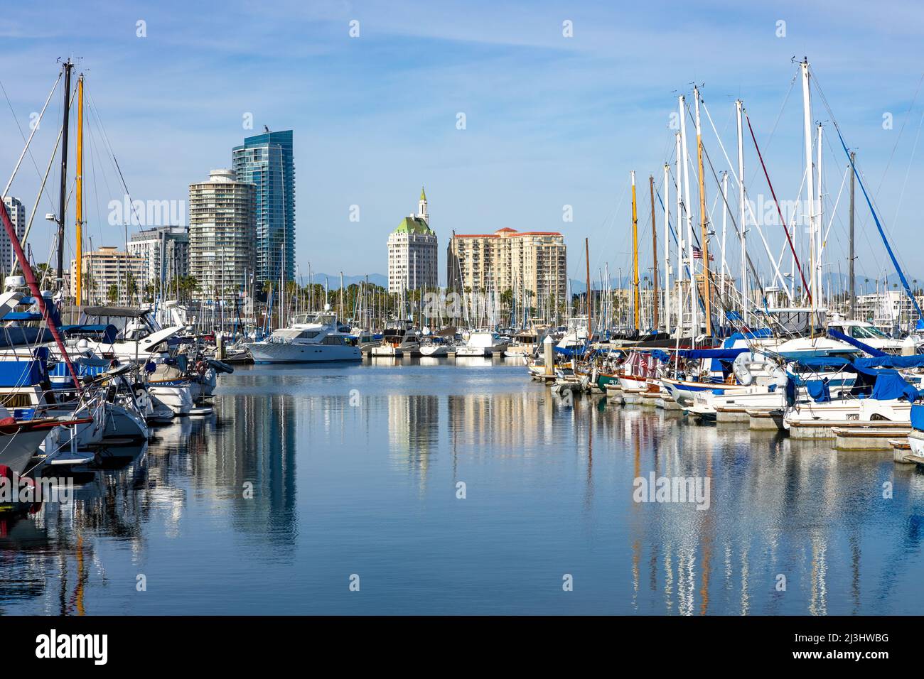 LONG BEACH, CA, USA - 25 marzo 2022: Shoreline Village a Rainbow Harbor a Long Beach, California. I negozi si trovano ai margini della zona del porto turistico e le barche Foto Stock