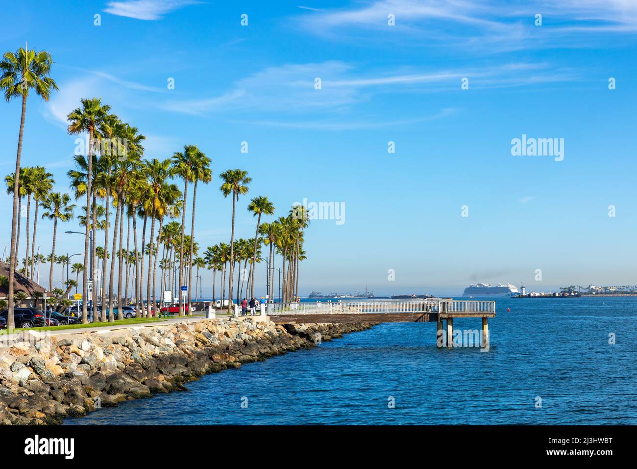 Shoreline Village a Rainbow Harbor a Long Beach, California. I negozi si trovano ai margini della zona del porto turistico e le barche sono attraccate nel suo porto. Foto Stock