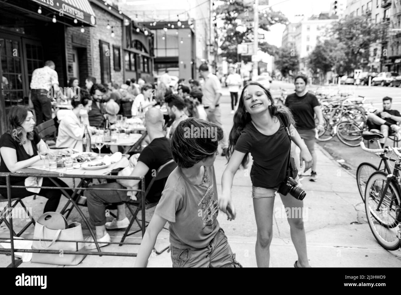 Southside, New York City, NY, USA, adolescente caucasico di 14 anni e adolescente caucasico di 12 anni - entrambi con capelli marroni e stile estivo per le strade di brooklyn Foto Stock