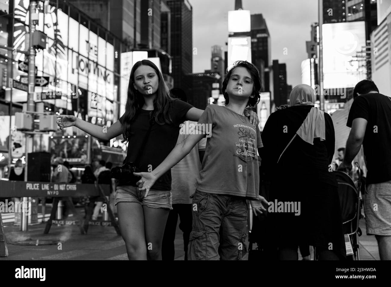 Theatre District, New York City, NY, USA, adolescente caucasico di 14 anni e adolescente caucasico di 12 anni - entrambi con capelli marroni e stile estivo in posa a Times Square Foto Stock