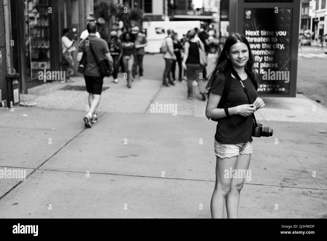 5 Avenue & West 26 STREET, New York City, NY, USA, 14 anni ragazza caucasica adolescente che indossa una macchina fotografica per le strade di NYC Foto Stock