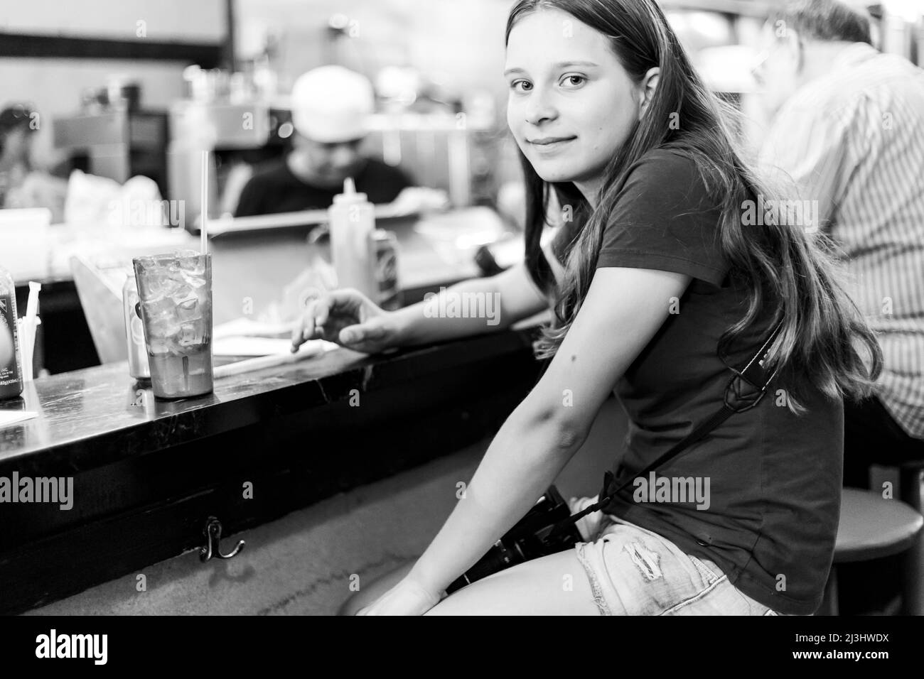 23 Street, New York City, NY, USA, Young girl Inside Eisenberg's Sandwich Shop - una famosa paninoteca classica di New York. E 'aperto dal 1929 nel distretto di Flatiron. Foto Stock