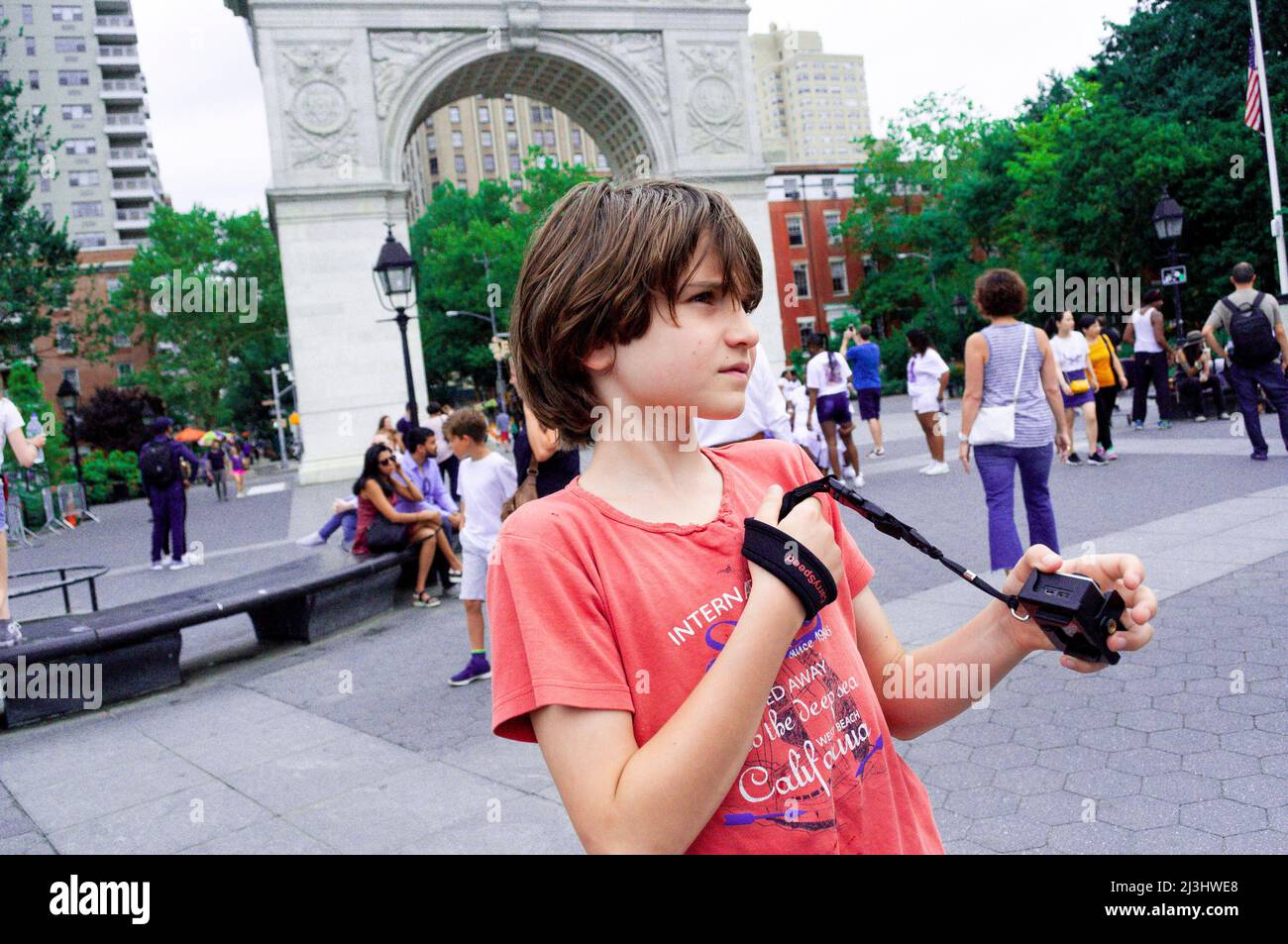 Greenwich Village, New York City, NY, USA, adolescente caucasico di 12 anni - con capelli marroni e vestito estivo al Washington Square Park Foto Stock
