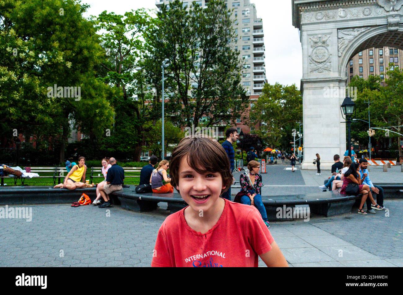 Greenwich Village, New York City, NY, USA, adolescente caucasico di 12 anni - con capelli marroni e vestito estivo al Washington Square Park Foto Stock