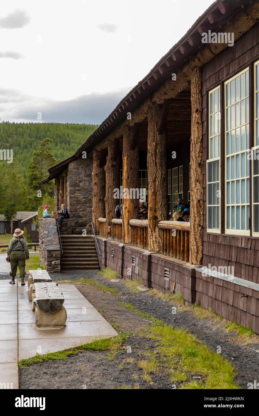 Dettagli architettonici di Rustic Old Faithful Lodge nel parco nazionale di Yellowstone, Stati Uniti d'America [Nessun modello rilasciato; licenza editoriale solo] Foto Stock