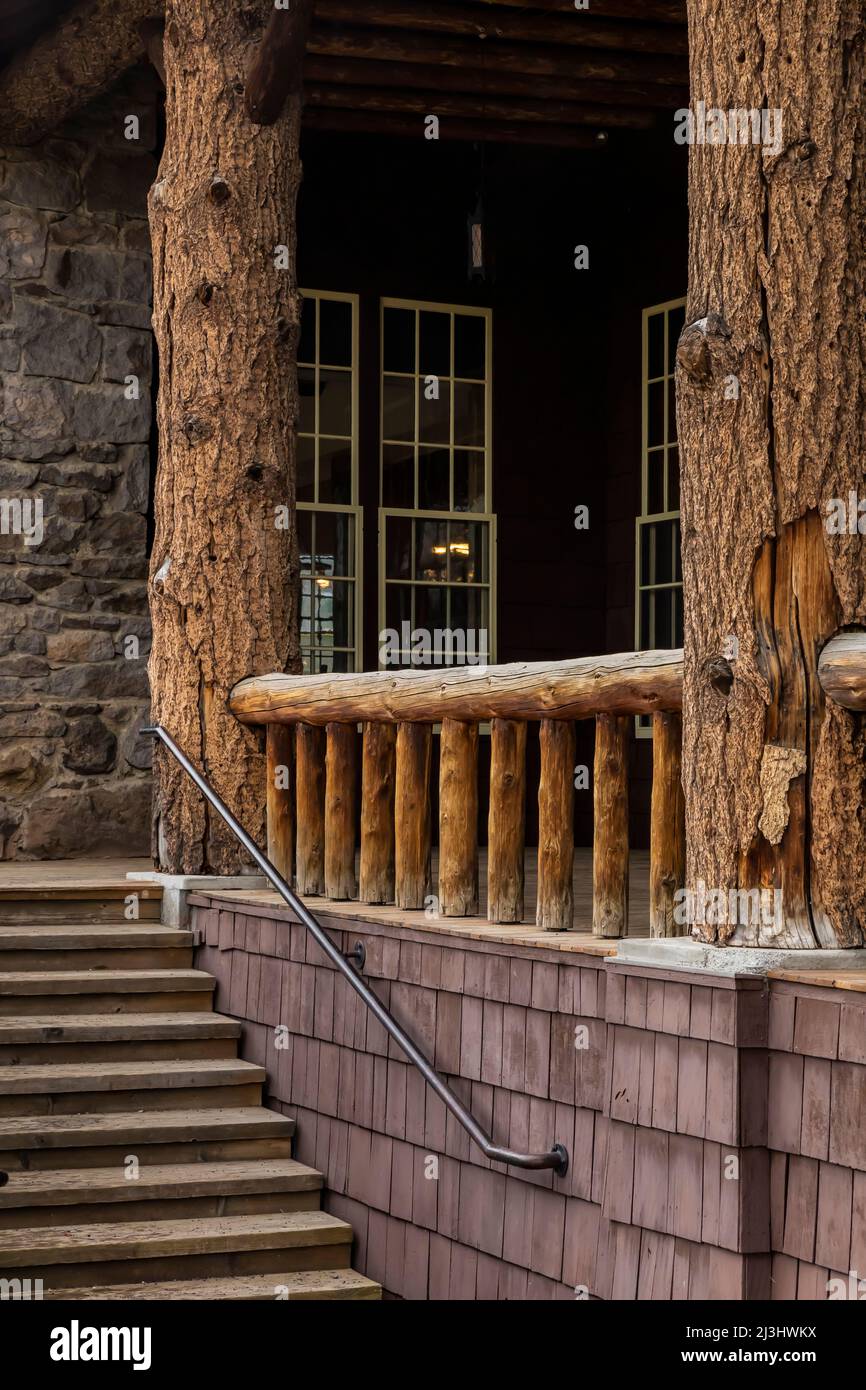 Dettagli architettonici del rustico Old Faithful Lodge nel Parco Nazionale di Yellowstone, Stati Uniti Foto Stock