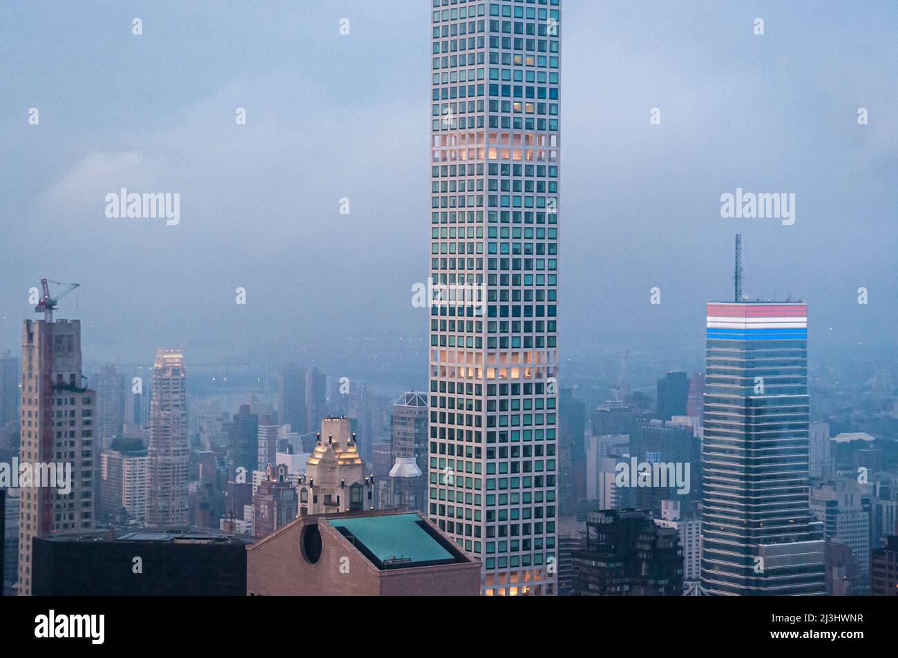 Midtown West, New York City, NY, USA, Drone shot / Aerial preso accanto al Rockefeller Center con una vista panoramica di Manhattan Foto Stock