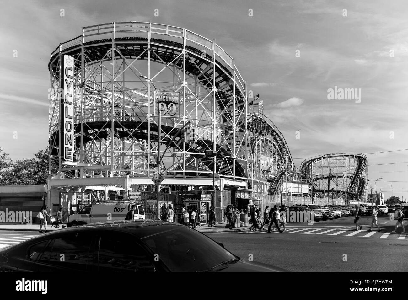 CONEY ISLAND, New York City, NY, USA, Luna Park con persone non identificate e montagne russe. E' un parco divertimenti a Coney Island aperto il 29 maggio 2010 presso l'ex sito di Astroland, che prende il nome dal parco originale del 1903 Foto Stock