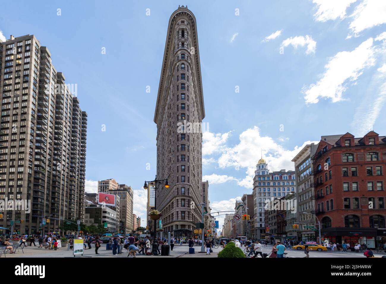 FLATIRON DISTRICT, New York City, NY, USA, Historic Flatiron o Fuller Building, un punto di riferimento a forma triangolare di acciaio a 22 piani situato nella Fifth Ave di Manhattan è stato completato nel 1902. Foto Stock