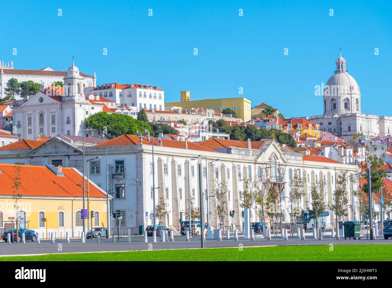 Paesaggio di Lisbona punteggiato di edifici religiosi, Portogallo. Foto Stock