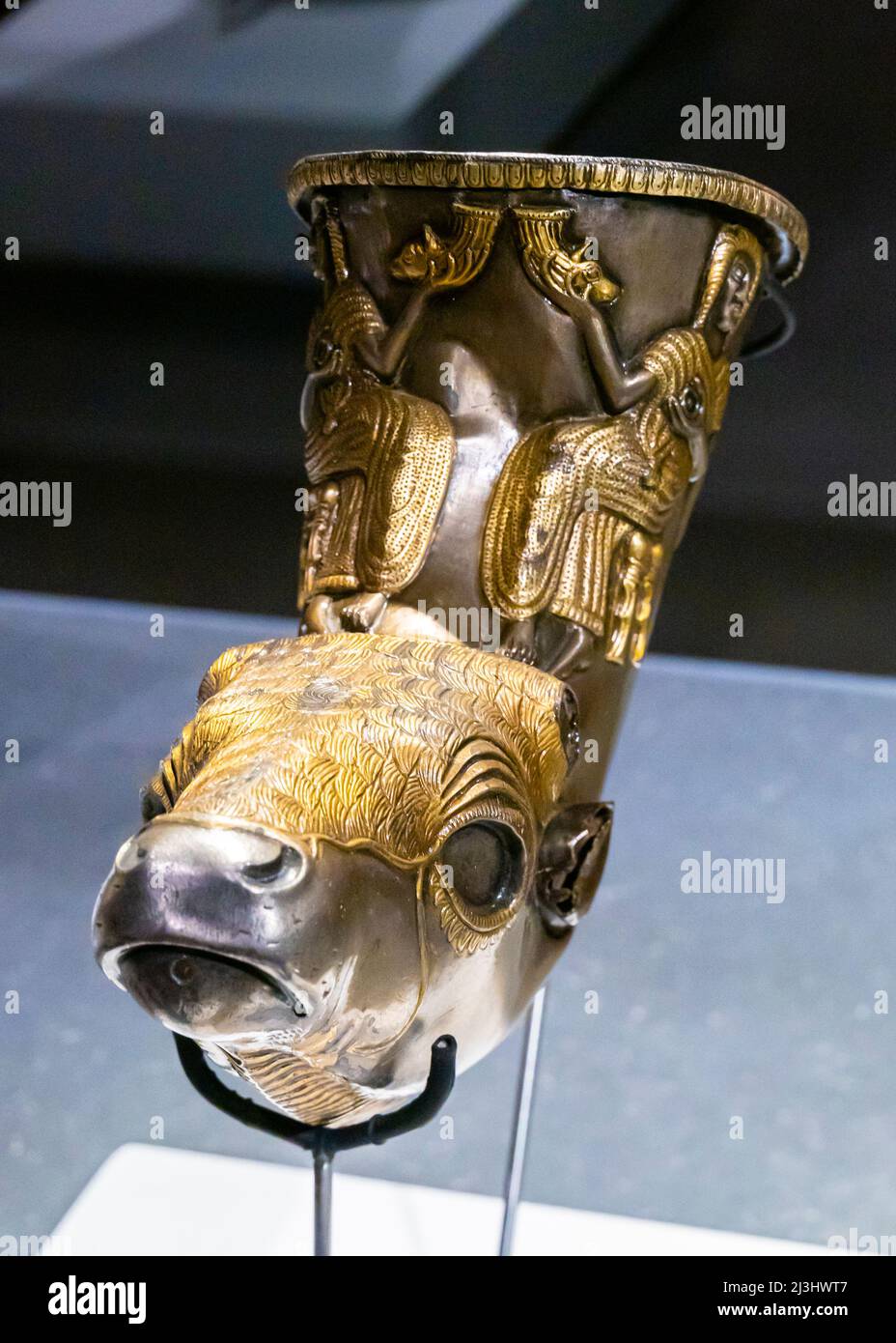 Rhyton Poroina Mare (contea di Mehedinți) seconda metà del 4th a.C. vaso in argento dorato sotto forma di testa di un animale Foto Stock