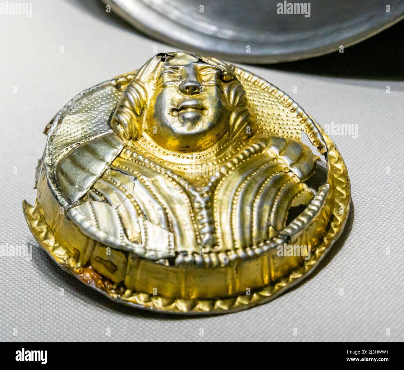 Fibula d'argento - falera con molla di bronzo, ora persa (un accessorio moda), decorata con un busto umano. Metà del 1st a.C. Foto Stock