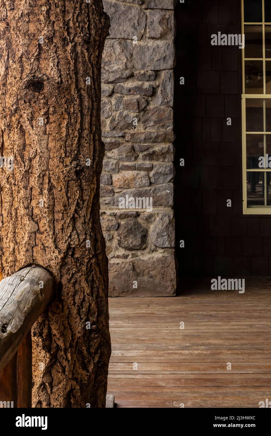 Dettagli architettonici del rustico Old Faithful Lodge nel Parco Nazionale di Yellowstone, Stati Uniti Foto Stock