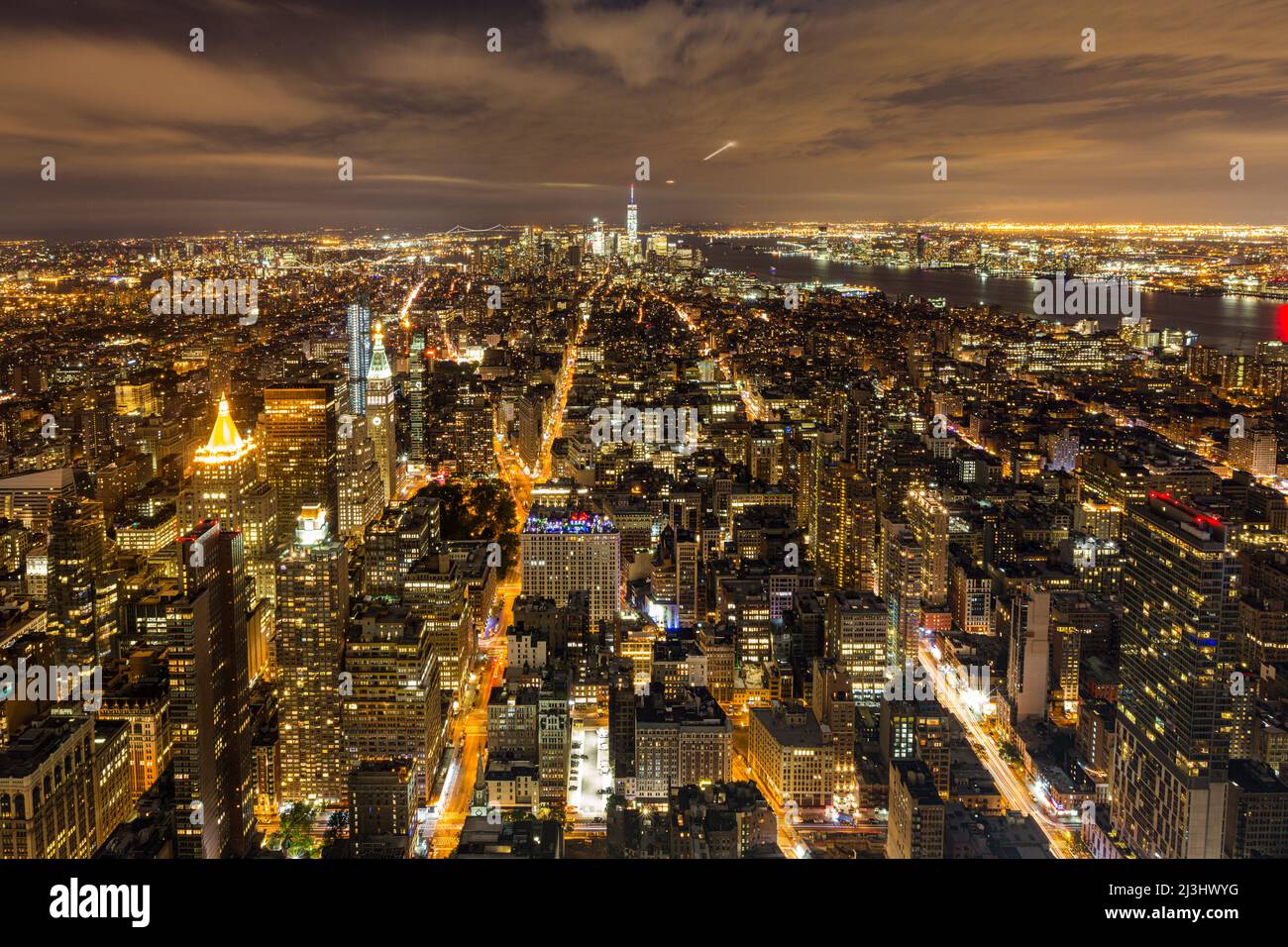 Midtown SOUTH, New York City, NY, USA, Drone Footage/Aerial delle luci  della città di manhattan di notte. Accanto all'Empire state Building Foto  stock - Alamy