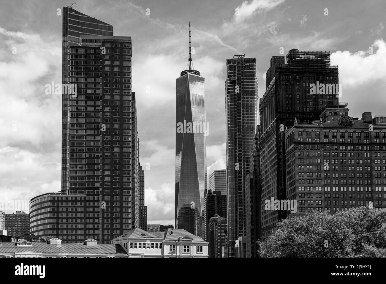 Hudson River, New York City, NY, USA, una torre mondiale nel retro Lower Manhattan grattacieli urbani visto dal fiume Hudson Foto Stock