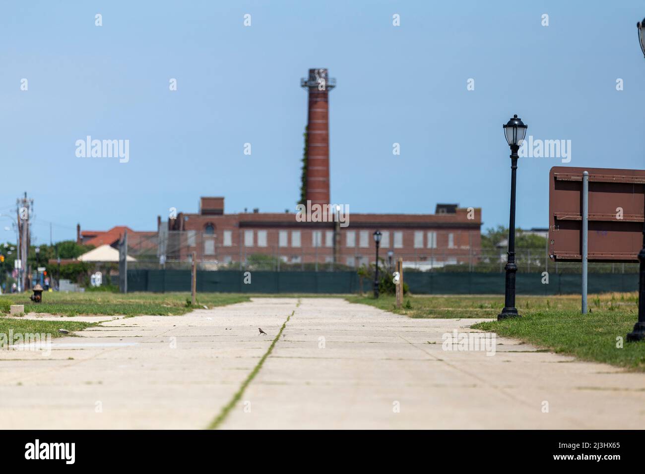 Far Rockaway, New York City, NY, USA, Una strada che conduce ad un edificio Foto Stock