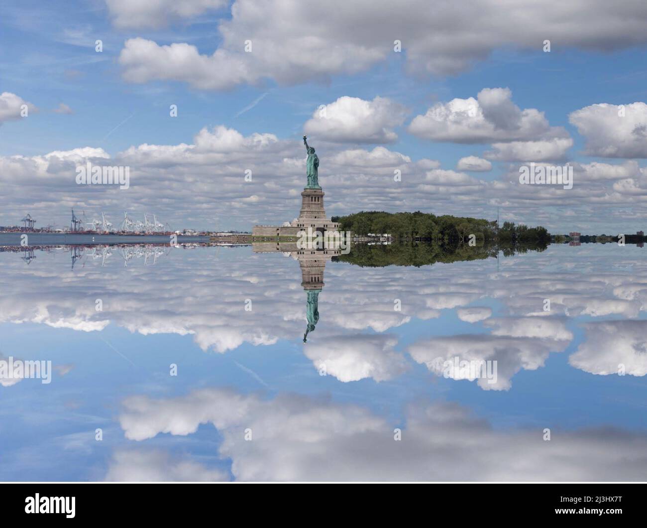 Liberty Island, New York, NEW York, USA, una vista inaspettata della famosissima Statua della libertà a New York. Catturato contro un cielo drammatico. Foto Stock