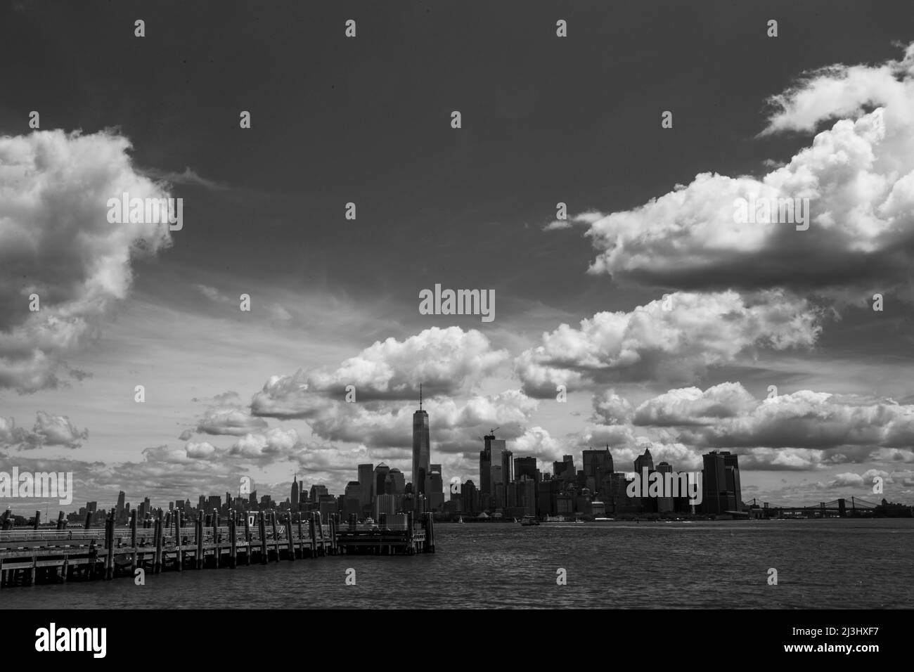 LIBERTY ISLAND, New York City, NY, USA, un cielo spettacolare e uno zeppelin sullo skyline di New York City, Lower Manhattan e un cielo spettacolare con un piccolo zeppelin Foto Stock
