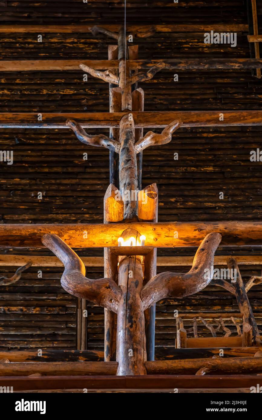 L'imponente, magnifica e rustica lobby dell'Old Faithful Inn nel Parco Nazionale di Yellowstone, Wyoming, USA Foto Stock