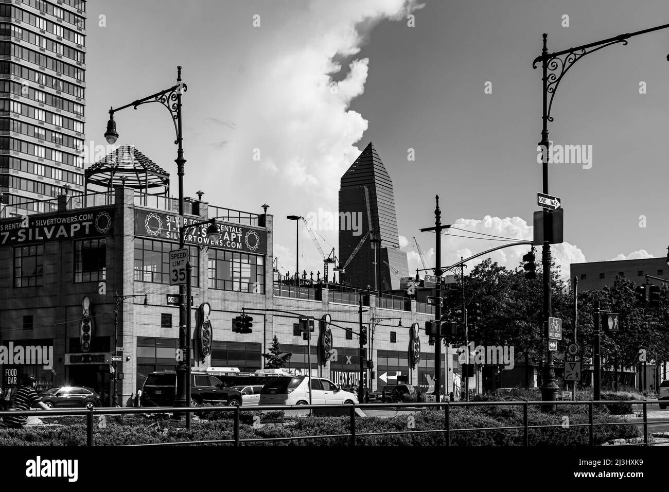 W 42 ST/12 AV, New York City, NY, USA, lasciando l'Intrepid Sea, Air & Space Museum - un museo di storia militare e marittima americano espone la portaerei USS Intrepid. Foto Stock