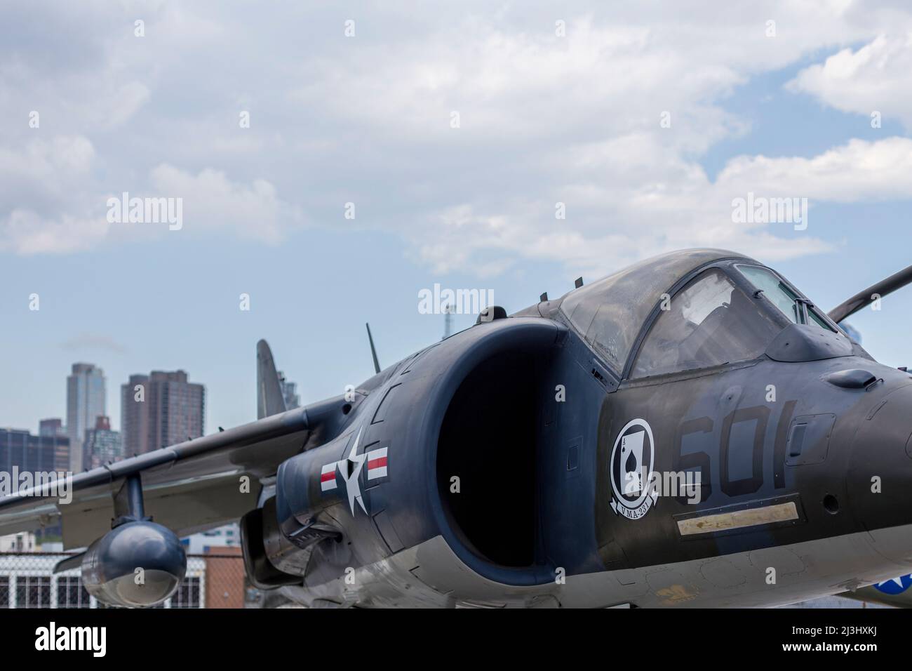 12 AV/W 46 ST, New York City, NY, USA, British Aerospace AV-8C Harrier at the Intrepid Sea, Air & Space Museum - un museo di storia militare e marittima americano espone la portaerei USS Intrepid. Foto Stock
