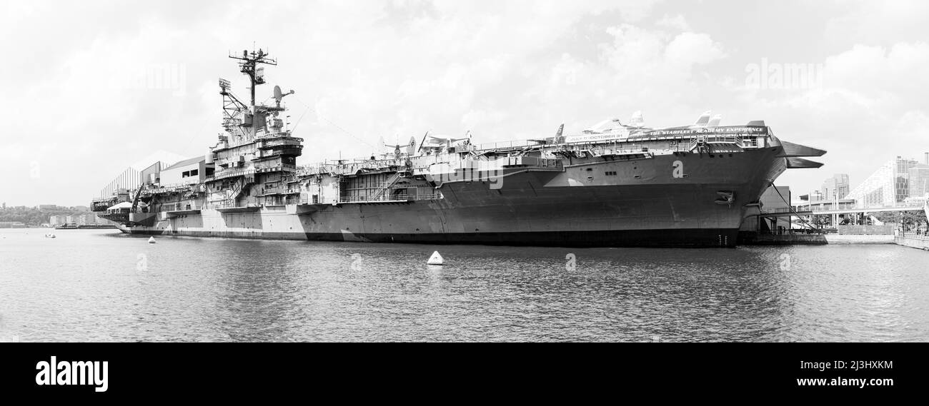 12 AV/W 46 ST, New York City, NY, USA, The Intrepid Sea, Air & Space Museum è un museo di storia militare e marittima americano e mostra la portaerei USS Intrepid. Foto Stock