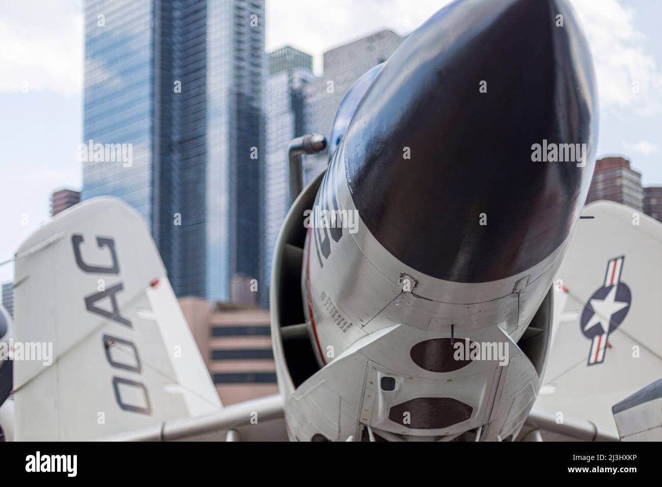 12 AV/W 46 ST, New York City, NY, USA, Carrier Based Fighter McDonnell F3H-2N (f-3B) Demon al Intrepid Sea, Air & Space Museum - un museo di storia militare e marittima americano espone la portaerei USS Intrepid. Foto Stock