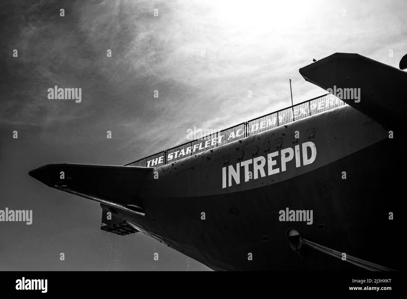 12 AV/W 46 ST, New York City, NY, USA, The Stern of the Intrepid Sea, Air & Space Museum - un museo di storia militare e marittima americano espone la portaerei USS Intrepid. Foto Stock