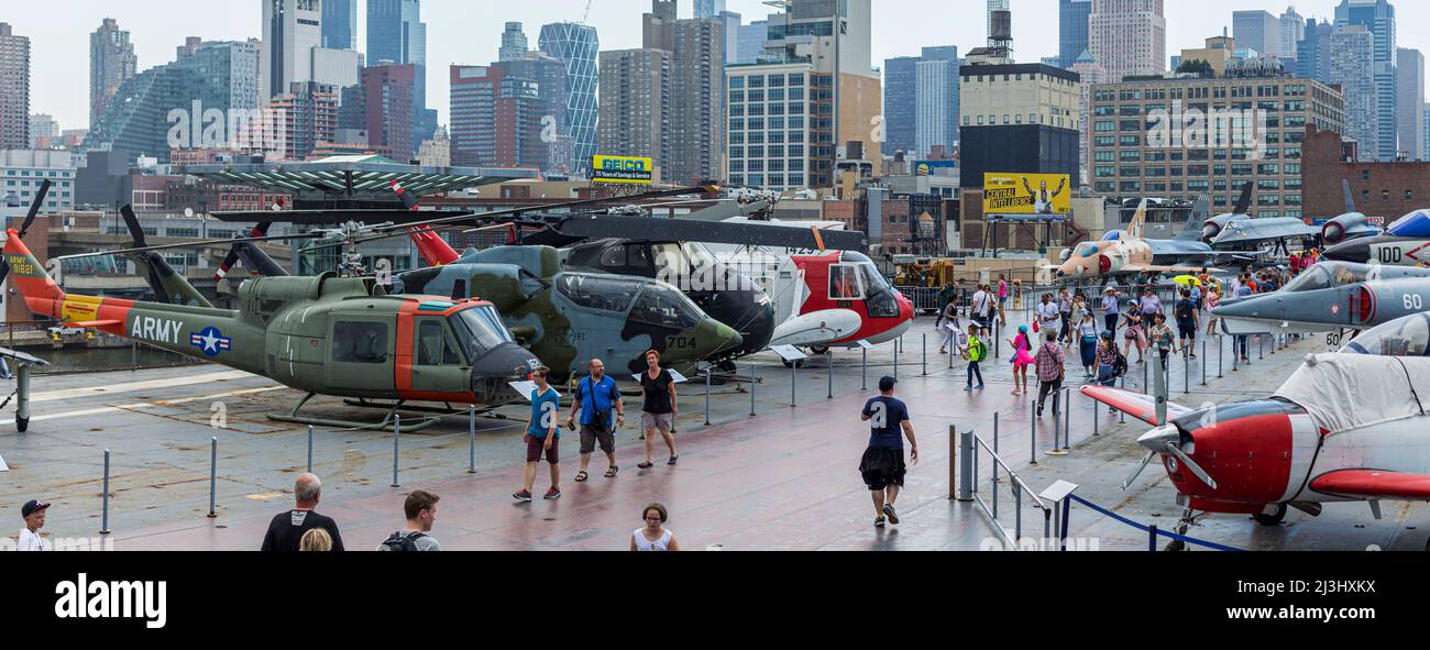 12 AV/W 46 ST, New York City, NY, USA, alcuni elicotteri all'Intrepid Sea, Air & Space Museum - un museo di storia militare e marittima americano espone la portaerei USS Intrepid. Foto Stock