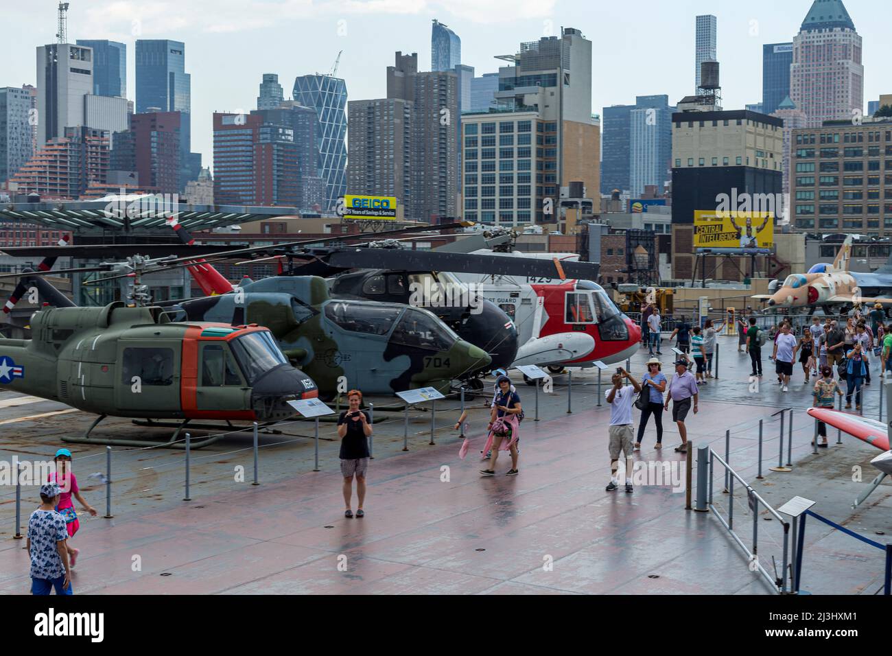 12 AV/W 46 ST, New York City, NY, USA, alcuni elicotteri all'Intrepid Sea, Air & Space Museum - un museo di storia militare e marittima americano espone la portaerei USS Intrepid. Foto Stock