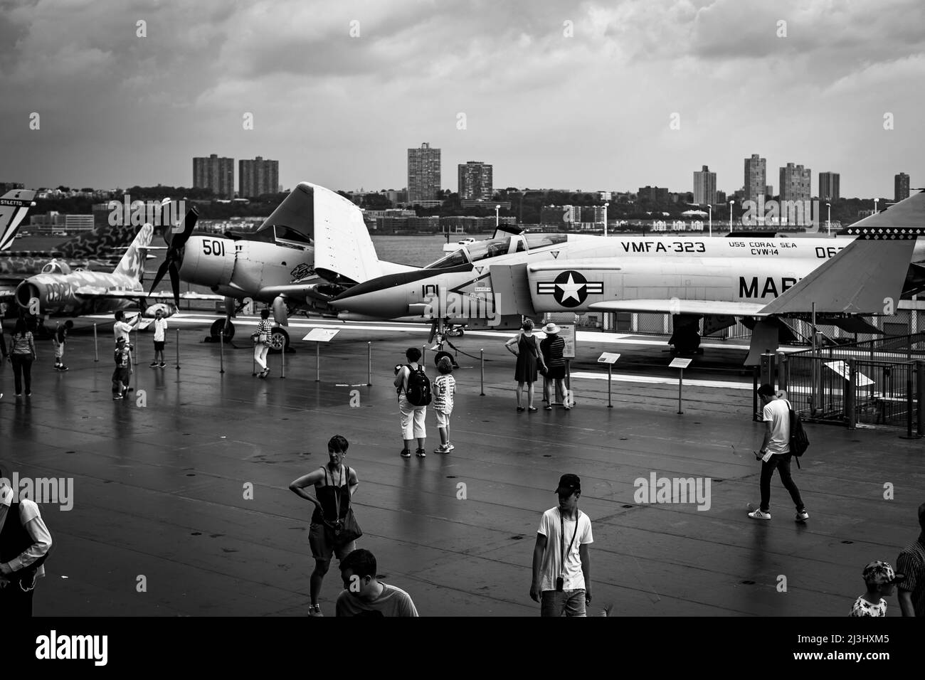 12 AV/W 46 ST, New York City, NY, USA, l'aereo nella parte anteriore è il vettore base Fighter McDonnell F3H-2N (f-3B) Demon al Intrepid Sea, Air & Space Museum - un museo americano di storia militare e marittima mostra la portaerei USS Intrepid. Foto Stock