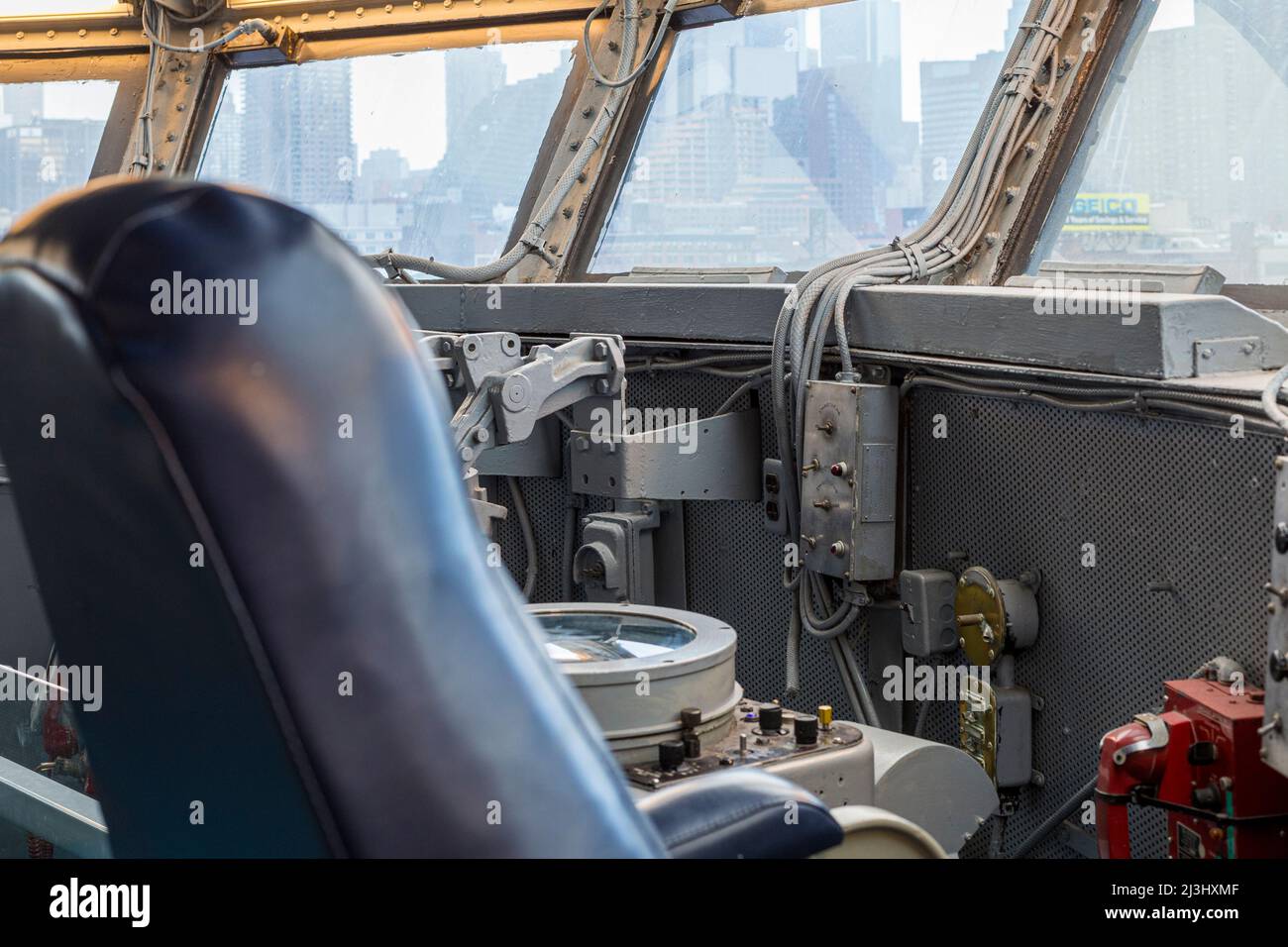 12 AV/W 46 ST, New York City, NY, USA, strumenti al ponte di Intrepid Sea, Air & Space Museum - un museo di storia militare e marittima americano espone la portaerei USS Intrepid. Foto Stock