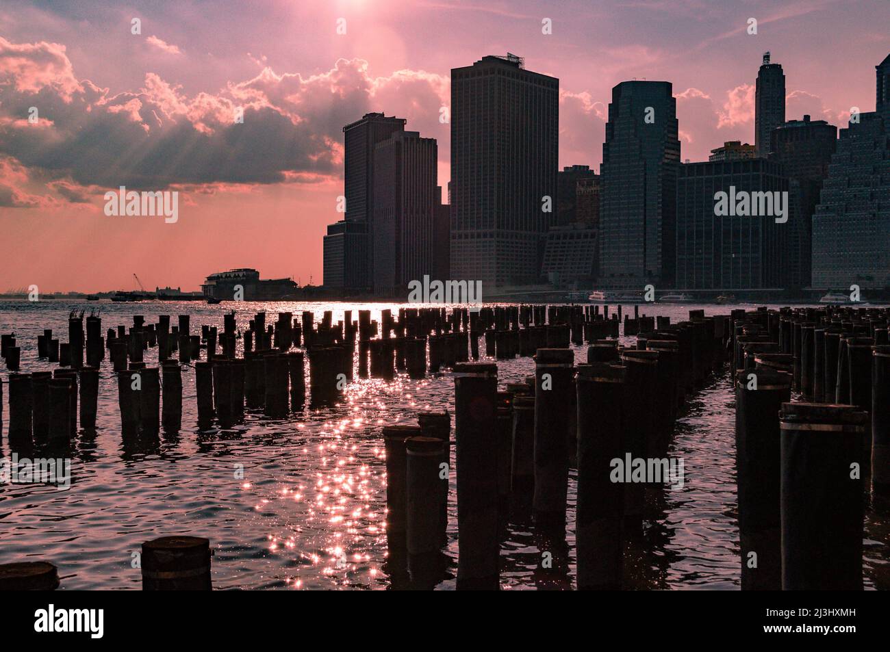 Brooklyn Heights, New York City, NY, USA, Wooden Pillars nel fiume Est e lo skyline di Lower Manhattan visto dal vecchio Pier 1 al Brooklyn Bridge Park Foto Stock