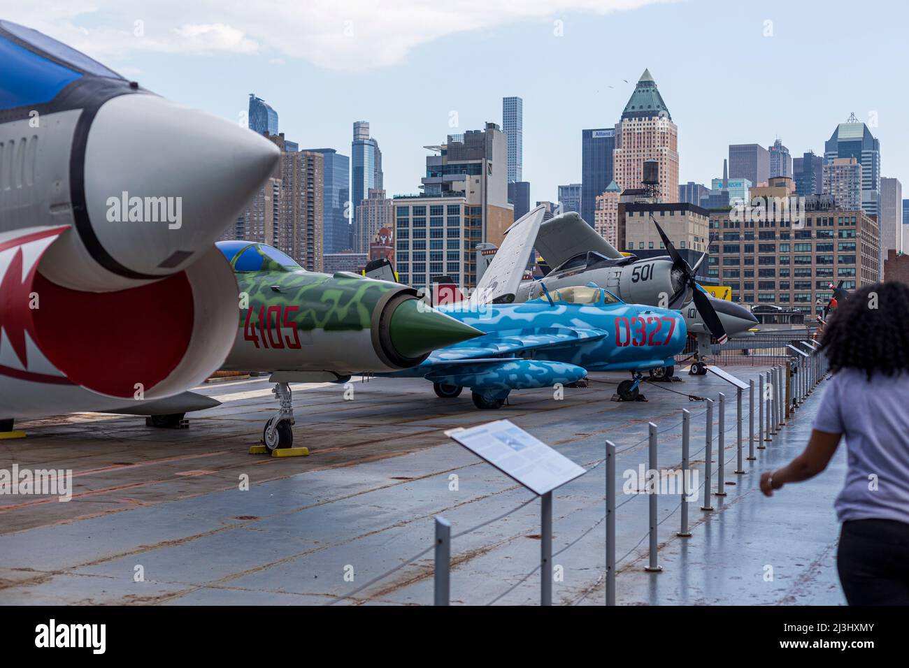 12 AV/W 46 ST, New York City, NY, USA, alcuni velivoli storici al Mare Intrepid, Air & Space Museum - un museo di storia militare e marittima americana mostra la portaerei USS Intrepid. Foto Stock