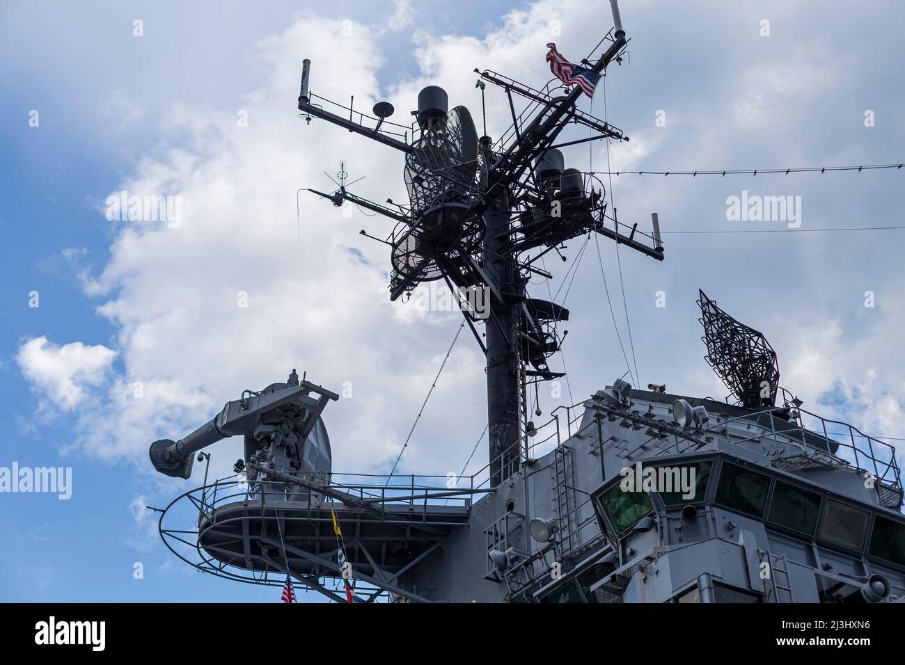 12 AV/W 46 ST, New York City, NY, USA, vista sul ponte dell'Intrepid Sea, Air & Space Museum - un museo di storia militare e marittima americano espone la portaerei USS Intrepid. Foto Stock