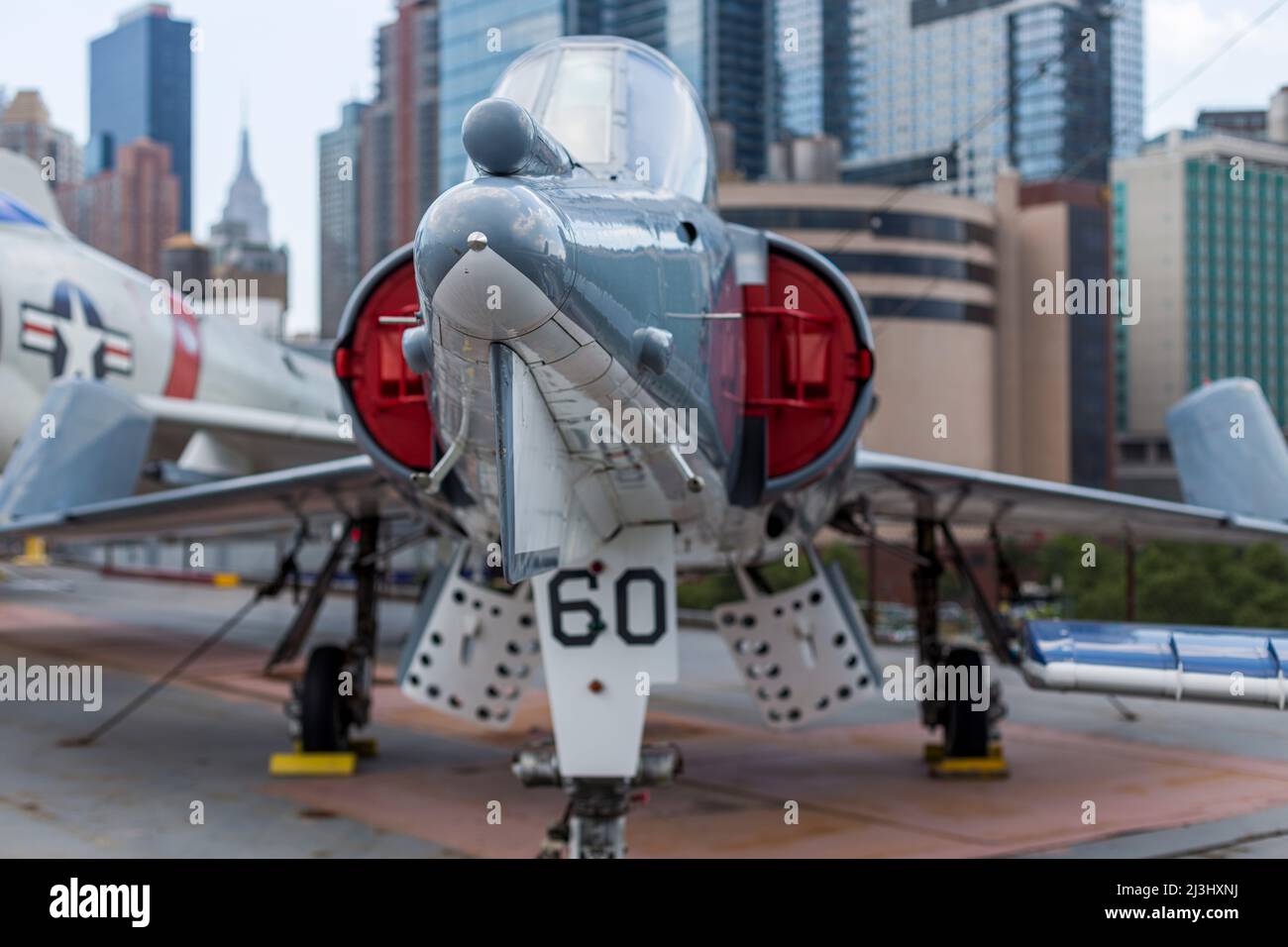 12 AV/W 46 ST, New York City, NY, USA, combattente McDonnell F-4N Phantom II all'Intrepid Sea, Air & Space Museum - un museo di storia militare e marittima americano espone la portaerei USS Intrepid. Foto Stock